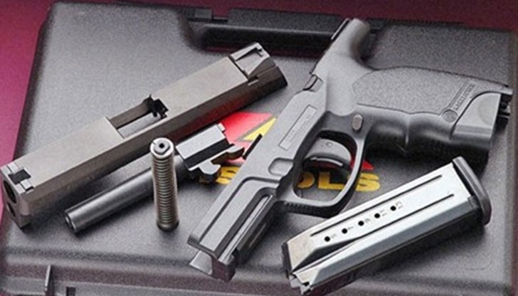 Пистолет се свързва със смартфон, оръжието разпознава биометрични данни, което предпазва от нежелани изстрели