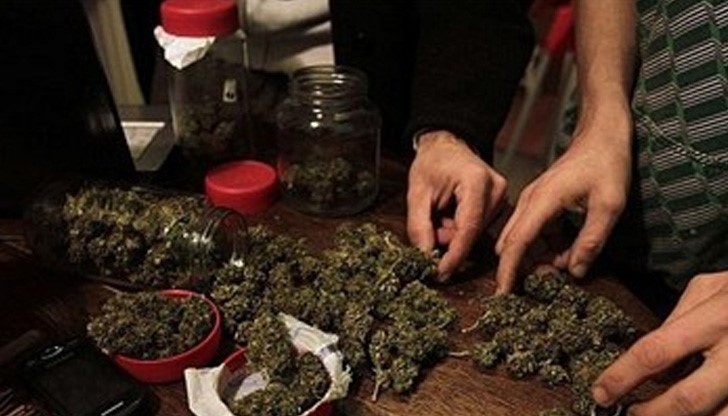 Пачките 17-годишното момче натрупало за година и половина, докато продавало дрога