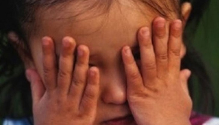 Линейка е откарала изнасилено 4-годишно момиче с кървящи гениталии Линейка е откарала изнасилено 4-годишно момиче с кървящи гениталии