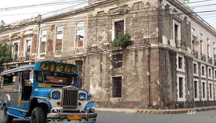 Неизвестни лица хвърлили бомба в камион, превозващ полицаи във Филипините