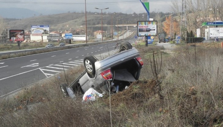 "Субару", без регистрационни номера, напуснал пътното платно, върнал се отново на него и се преобърнал "Субару", без регистрационни номера, напуснал пътното платно, върнал се отново на него и се преобърнал