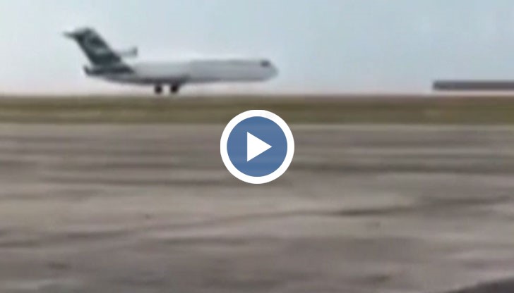 На любителско видео се вижда как носът на машината плавно докосва земята