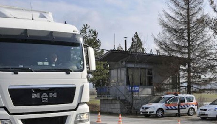 Тираджията е решил да се "оправи" по най-бързия начин с органите на реда /снимката е илюстративна/