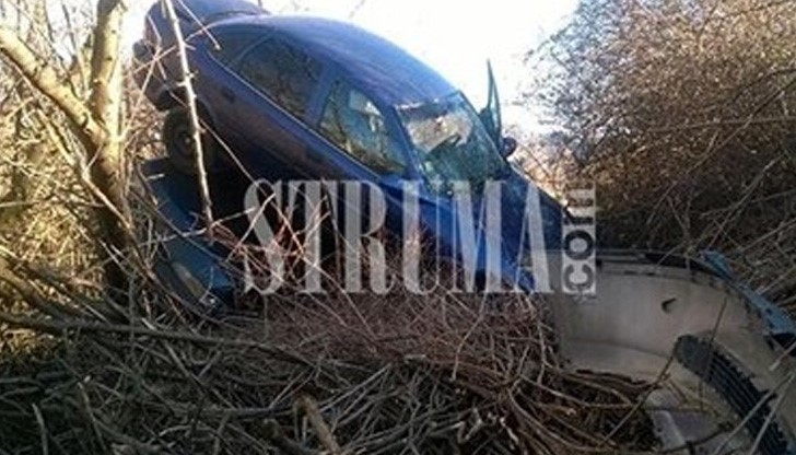 В катастрофата две коли кацнаха една върху друга в дере