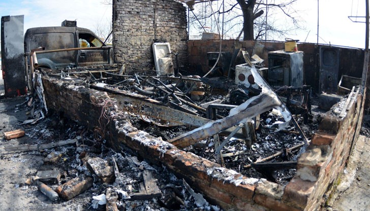 Автомобил и рибен ресторант в местност "Траката" край Варна са изгорели напълно миналата нощ