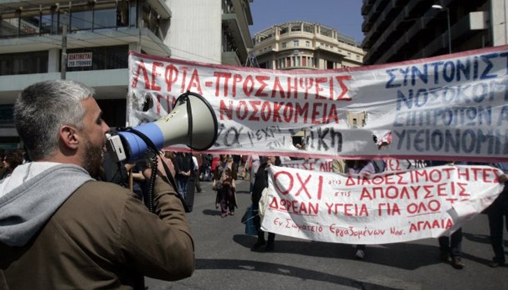 Двата големи синдиката на Гърция - на работещите в частния и държавния сектор, са обявили провеждането на генерална стачка на 4 февруари