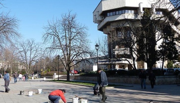 Работниците вадят увредените плочки, след което отново ги лепят на местата им