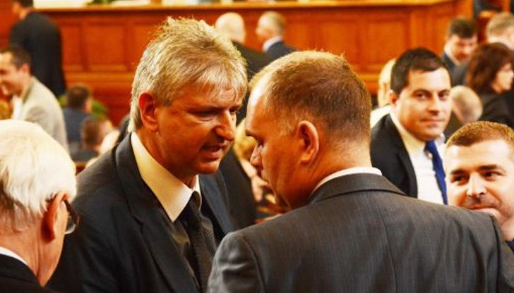 Намиращи се наблизо депутати се намесиха в последния момент