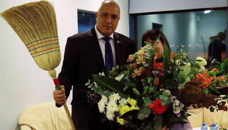 Г-н Борисов, с тази метла предлагам да изметете първо тези около Вас, от които страда бизнеса Ни