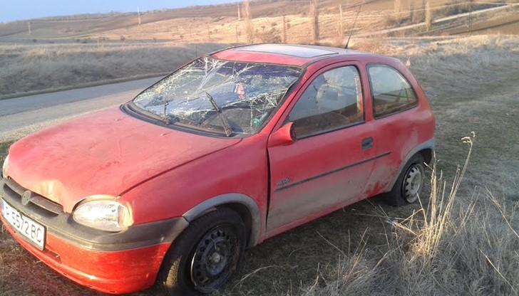 Лек автомобил "Опел" е катастрофирал в дере между село Ястребово и село Бъзън