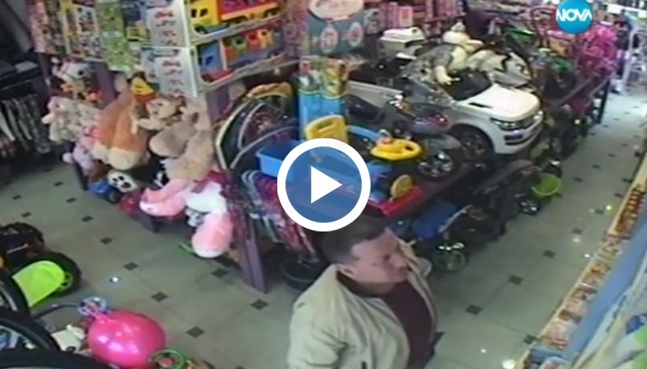 Продавачката подгонва крадеца, след като вижда на монитора как мъжът се измъква