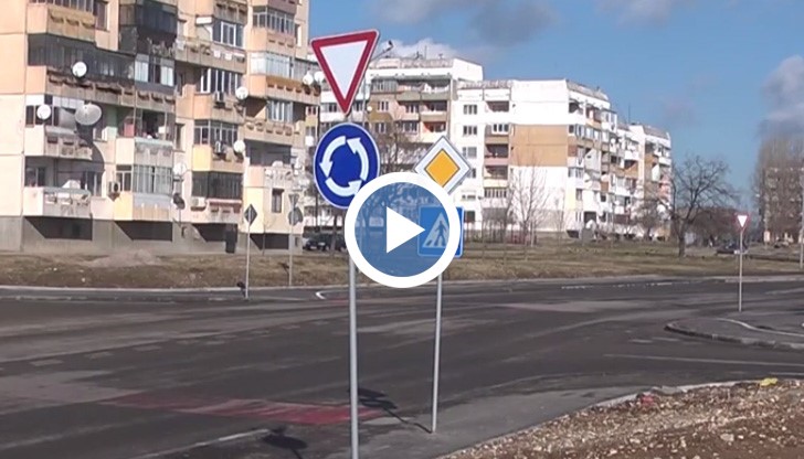 Абсурден знак на улица в Русе указва кръгово движение без да го има