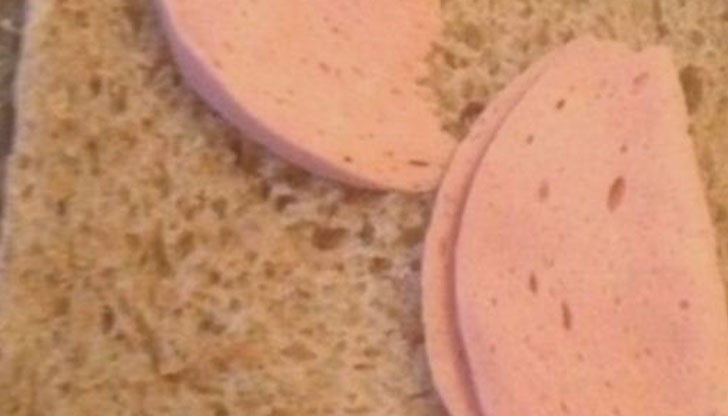 Пострадалият младеж казал на майка си, че е видял в салама някаква синя точка