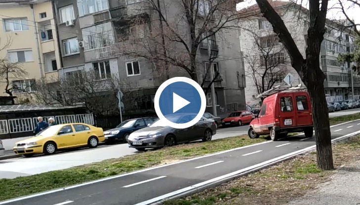 Шофьор на фирма за билборди премина през велоалея и тревни площи без да му мигне окото