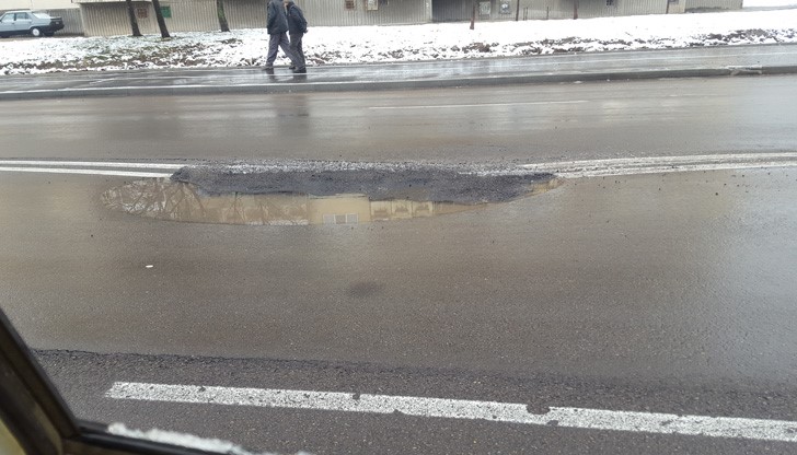 На кръстовището на ул."Филип Станиславов" и ул."Зорница" зейна голяма дупка от чисто-новия асфалт