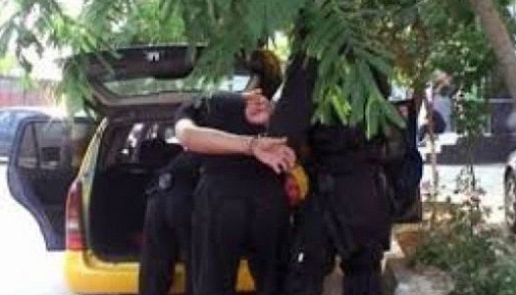 Полицаите го заловили с негов авер, в колата им имало чанта тъпкана с дрога Полицаите го заловили с негов авер, в колата им имало чанта тъпкана с дрога