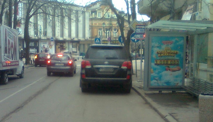 Джип със силистренска регистрация паркира в нарушение в центъра на Русе