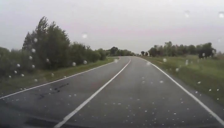 Пътните настилки са мокри, на места, включително планинските райони и усойните места, частично заледени, заснежени, обработени и опесъчени