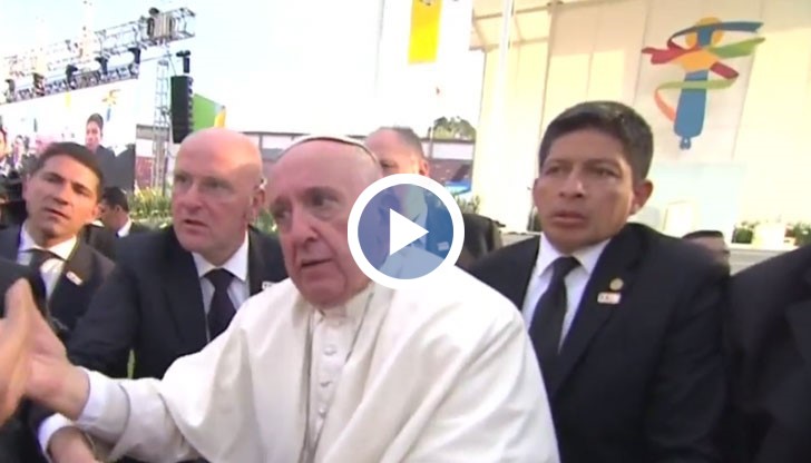 Доброжелател дръпна ръката на Папата толкова силно, че той загуби равновесие
