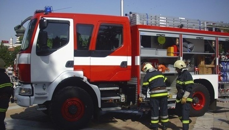 Тялото се е спряло върху козирката на кооперацията и в момента няколко пожарни коли са на място /снимката е илюстративна/