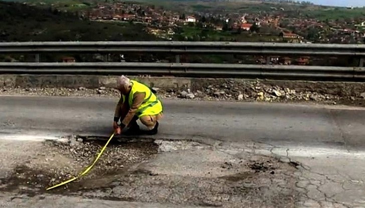 вие трябва да ми плащате да карам по скапаните ви пътища! /снимката е илюстративна/ вие трябва да ми плащате да карам по скапаните ви пътища! /снимката е илюстративна/