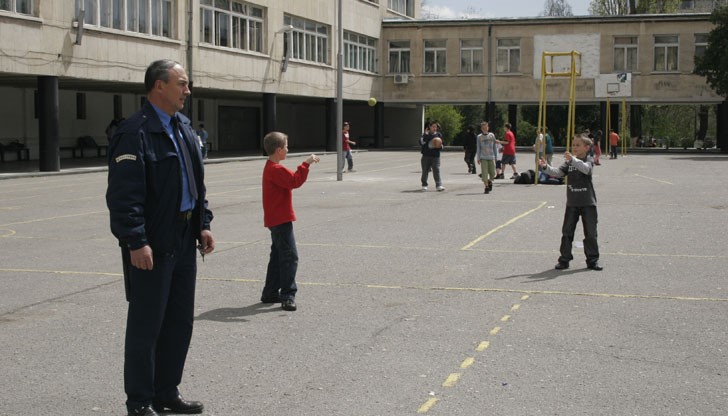 Дворните пространства на училищата обаче се охраняват само с камери
