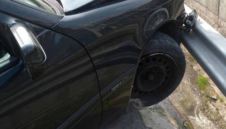 След несъобразена скорост пострада шофьор, блъснал се в мантинела/Снимката е илюстративна След несъобразена скорост пострада шофьор, блъснал се в мантинела/Снимката е илюстративна