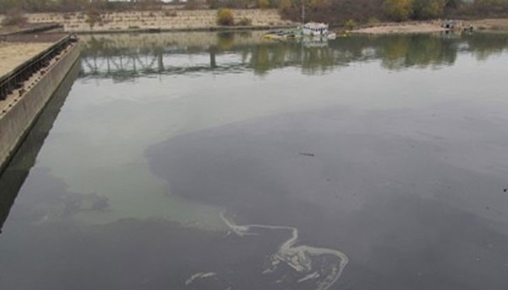 В района на граничния пост е констатиран тънък филм нефтопродукти, но не е установена миризма /снимката е илюстративна/