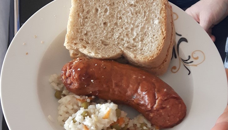 Порция храна за обяд в болницата в Русе