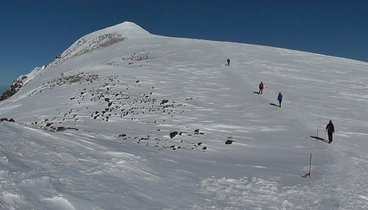На мястото на инцидента веднага са изпратени 12 спасители от Елбруския издирвателно-спасителен отряд