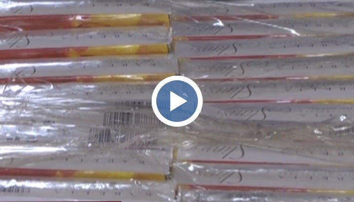 В двата автобуса са намерени общо 355 кутии цигари без бандерол и маратонки менте