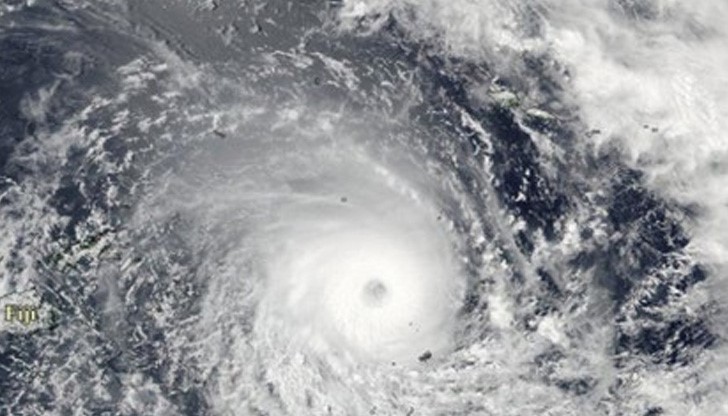 Заради силната стихия са отменени полети и е въведен комендантски час Заради силната стихия са отменени полети и е въведен комендантски час