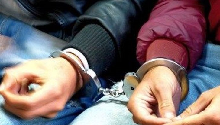 Заедно с уискито задигнал и кутии с котешка храна Заедно с уискито задигнал и кутии с котешка храна