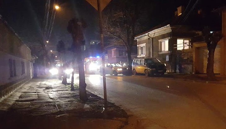 Опасна маневра на микробус изблъска кола в дърво Опасна маневра на микробус изблъска кола в дърво