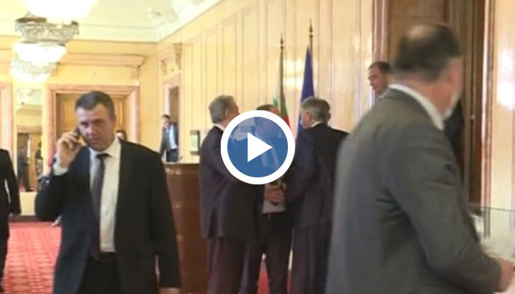 Кой - кого обиди, не стана ясно, но двамата тръгнаха да мерят сили в кулоарите на парламента