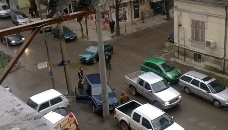 Причината по всяка вероятност е недобра видимост заради паркирали автомобили