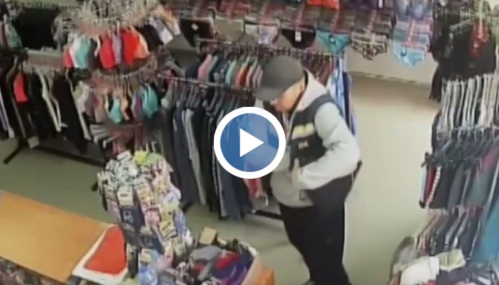 Мъжът отмъква 15-на чифта чорапи, които скрива във вътрешните джобове на якето си