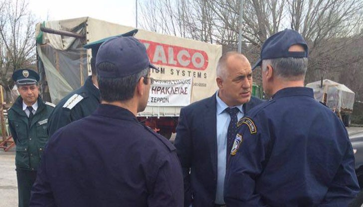 Генералът бързo сканира ситуацията и показа, че е решен бързо, за кратко и категорично да реши проблема