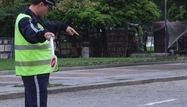 Екипи на сектор „Пътна полиция” пренасочват автомобилите през Горна Оряховица
