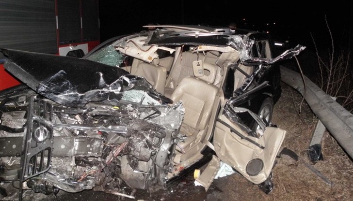 Над 30 минути пожарникари рязаха ламарините, за да извадят пострадалия водач