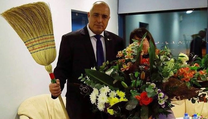 Борисов: Благодаря на дамите за символния подарък, който получих тази нощ на летището