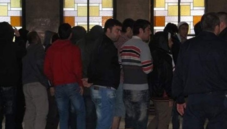 Нелегални бежанци на Дунав мост вкараха турски тираджия в затвора