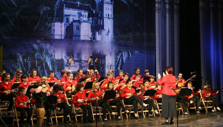 В диска са включени звукозаписи на 4 произведения на Добри Христов и 3 родопски песни В диска са включени звукозаписи на 4 произведения на Добри Христов и 3 родопски песни