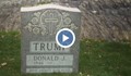 Надгробен камък с името на Доналд Тръмп