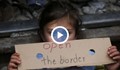Бежанците в Идомени сложиха децата си на релсите