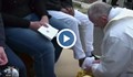 Папата изми краката на бежанци от 4 вероизповедания
