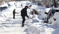 Сняг остави 100 000 домакинства без ток