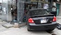 Недоспала шофьорка "спря" колата си във витрината на магазин