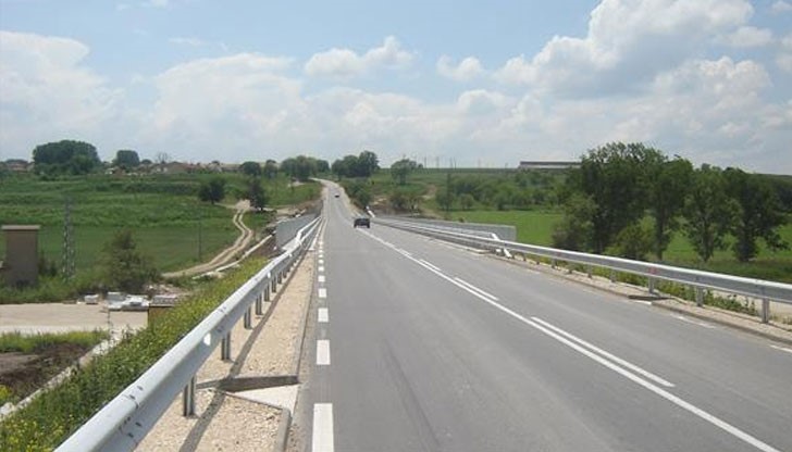 Пътните настилки в страната са предимно мокри, а в планинските райони и по усойните места заснежени и обработени Пътните настилки в страната са предимно мокри, а в планинските райони и по усойните места заснежени и обработени