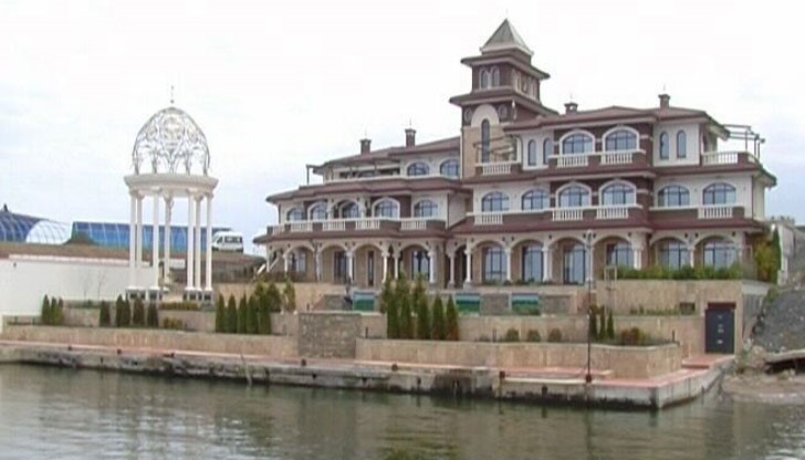 В имението са инсталирани над 50 наблюдателни камери